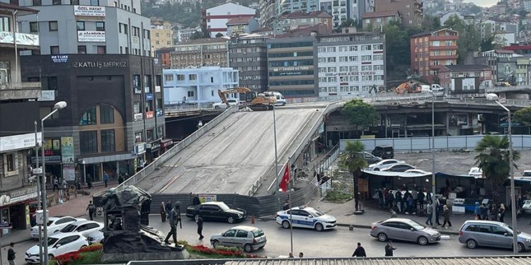 Zonguldak'ta Fevkani Köprüsü yıkılıyor
