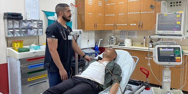 Enkaz altından 108 saat sonra çıkarıldı, şimdi hemşire olarak hastalara yardımcı oluyor