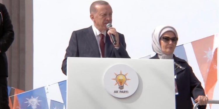 Cumhurbaşkanı Erdoğan: Terör örgütlerini kullanarak bizi köşeye sıkıştırmaya çalışanlara boyun eğmiyoruz