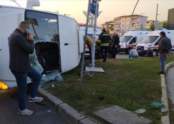 Kocaeli'de işçi servisi ile halk otobüsünün çarpıştığı kazada 11 kişi yaralandı