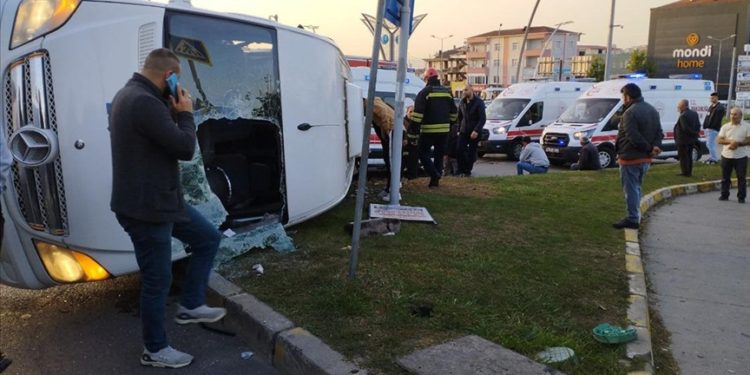 Kocaeli'de işçi servisi ile halk otobüsünün çarpıştığı kazada 11 kişi yaralandı