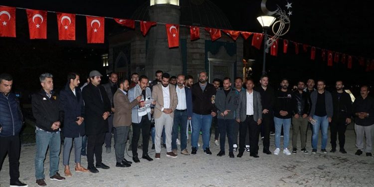 TÜGVA üyeleri, Filistinliler için sabah namazında bir araya geldi