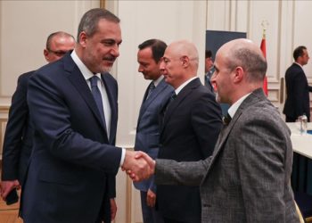 Dışişleri Bakanı Fidan, Kahire'de Türk iş insanlarıyla bir araya geldi