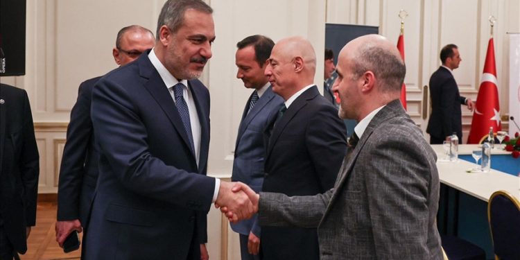 Dışişleri Bakanı Fidan, Kahire'de Türk iş insanlarıyla bir araya geldi