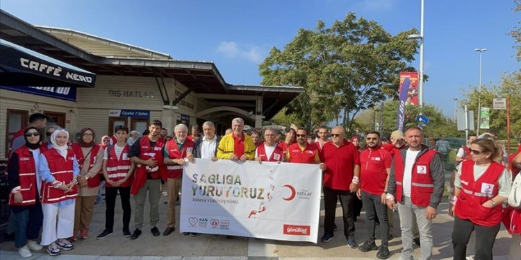 Türk Kızılay İstanbul Şubesi sağlıklı yaşam için yürüdü