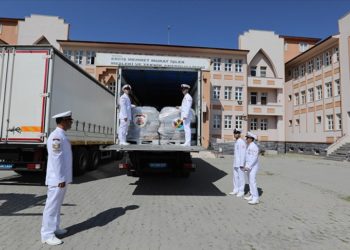 Hurda parçaları esere dönüştüren öğrencilere Sahil Güvenlik Komutanlığından malzeme desteği