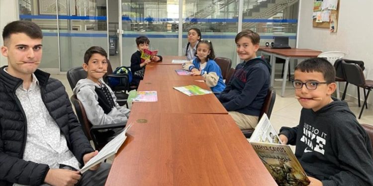 Kekemelikten "eğitimle" kurtulup hayallerine koşuyorlar