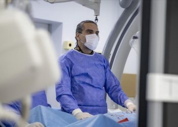 Felç geçiren hastaları zamanla yarışarak hayata bağlıyorlar