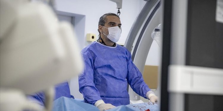 Felç geçiren hastaları zamanla yarışarak hayata bağlıyorlar