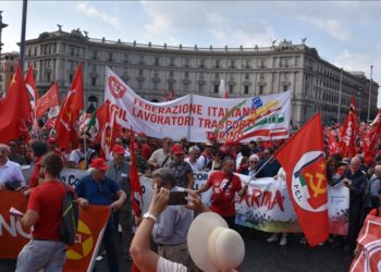 İtalya'da işçiler "asgari ücret" talebiyle yürüdü