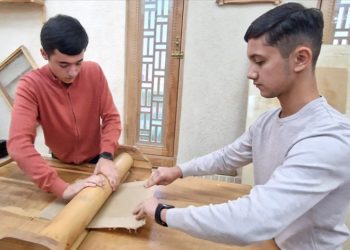 Özbekistan’da dut ağacı kabuğundan kağıt üretme tekniği yüzyıllardır yaşatılıyor
