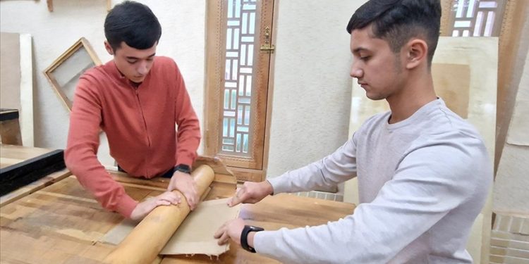 Özbekistan’da dut ağacı kabuğundan kağıt üretme tekniği yüzyıllardır yaşatılıyor
