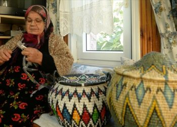 Alışveriş poşetlerini çöpe atmak yerine kullanışlı eşyalara dönüştürüyor