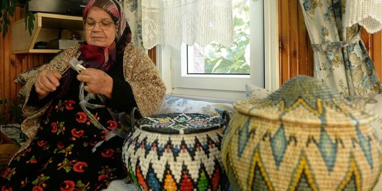 Alışveriş poşetlerini çöpe atmak yerine kullanışlı eşyalara dönüştürüyor