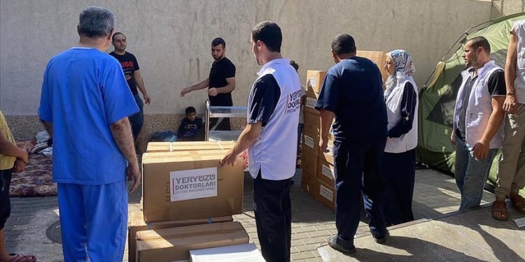 Yeryüzü Doktorları Gazze'deki Şifa Hastanesi'ne tıbbi malzeme desteğinde bulundu