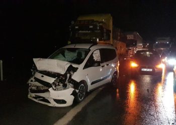 Anadolu Otoyolu Kocaeli geçişinde meydana gelen zincirleme kaza trafiği aksattı