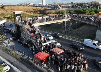 Üniversite öğrencilerinin otobüs kuyruğu metrelerce uzadı
