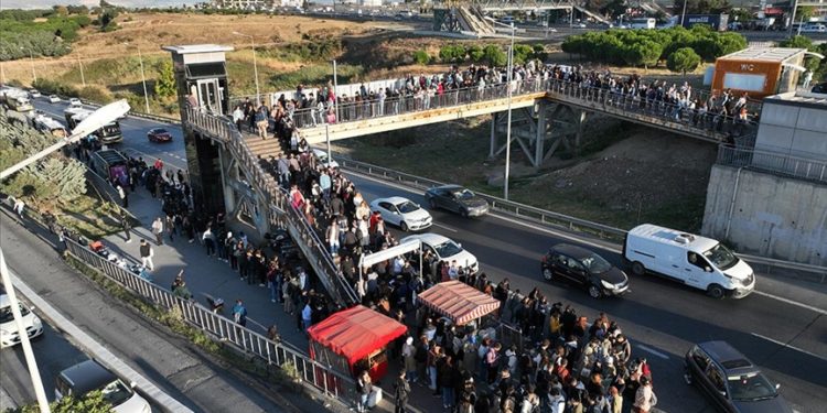 Üniversite öğrencilerinin otobüs kuyruğu metrelerce uzadı