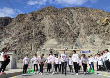 Artvin'de öğrenciler 275 metre yüksekliğindeki baraj gövdesinde koştu