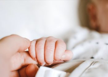 Bebeği “doymuyor” düşüncesiyle fazla beslemek kolik şikayetini artırabilir