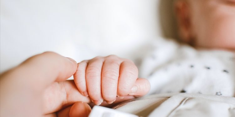 Bebeği “doymuyor” düşüncesiyle fazla beslemek kolik şikayetini artırabilir