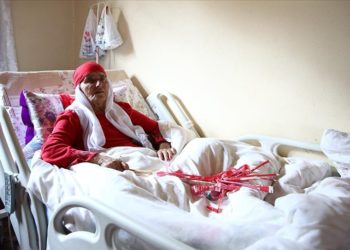 Felç geçiren “kırmızılı kadın” hasta yatağında da sevdiği renkten vazgeçmiyor