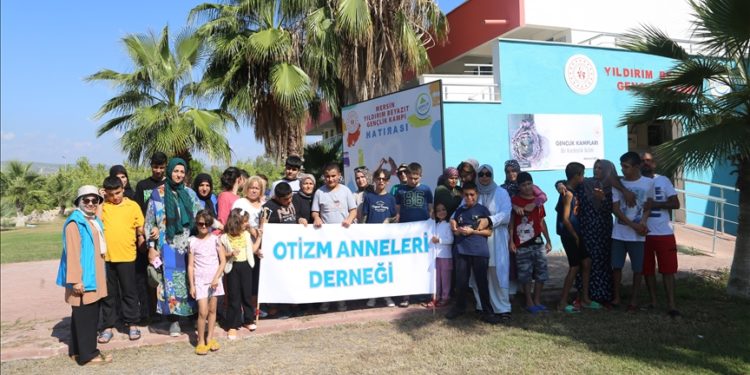 Malatya’da konteynerde kalan otizmli çocuklar için Mersin’e gezi düzenlendi