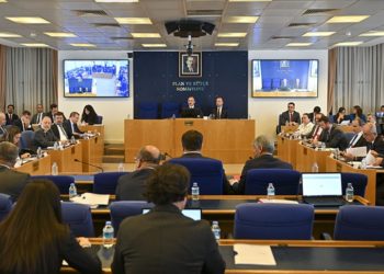 Konutların turizm amaçlı kiralanması ile emeklilere 5 bin lira ödenmesine ilişkin kanun teklifi, komisyonda kabul edildi