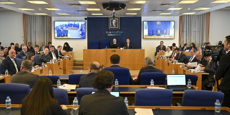 Konutların turizm amaçlı kiralanması ile emeklilere 5 bin lira ödenmesine ilişkin kanun teklifi, komisyonda kabul edildi