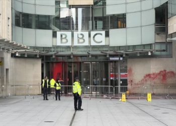 İsrail-Filistin çatışmalarına ilişkin yayın politikasını protesto etmek için BBC binası kırmızıya boyandı