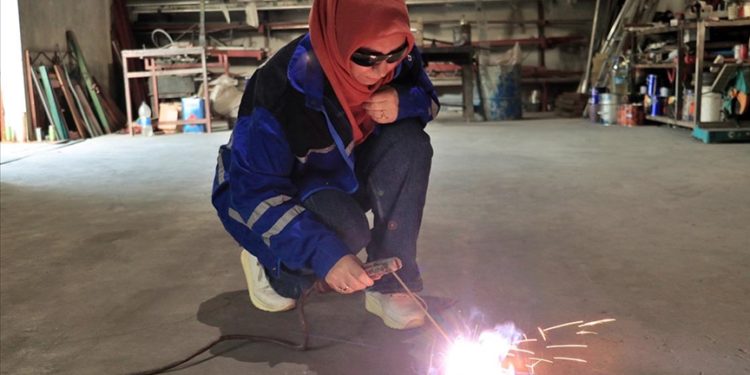 Kocasından öğrendiği kaynakçılıkta usta öğretici oldu