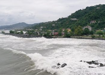 Meteorolojiden yurdun çeşitli bölgeleri için fırtına ve sağanak uyarısı