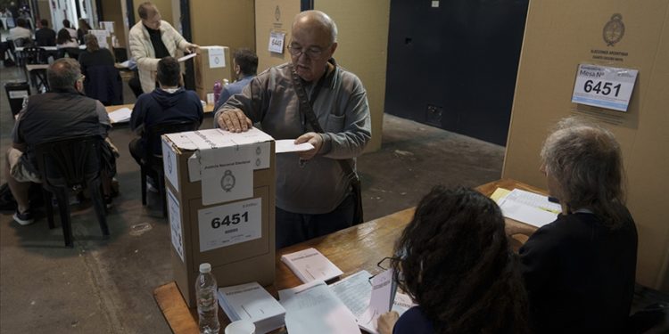 Arjantin'de yeni devlet başkanını ikinci tur seçimleri belirleyecek