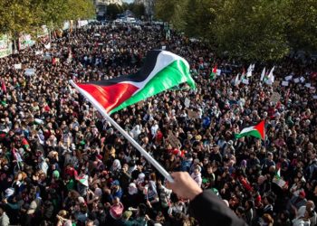 Paris'te toplanan on binlerce kişi İsrail-Filistin çatışmasının sona ermesi çağrısında bulundu