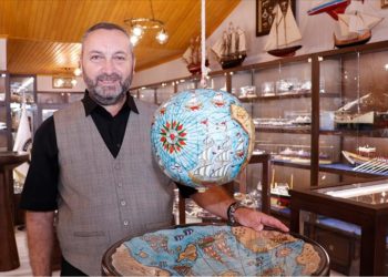 İş insanı 30 yıllık gemi maketi koleksiyonunu ofisinde sergiliyor