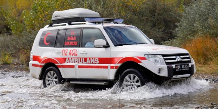 Erzincan’da dağ köylerindeki hastalara 4×4 ambulansla sağlık hizmeti götürüyorlar