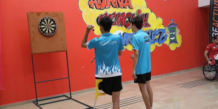 Adana'da bedensel engelli gençler sporla moral buluyor