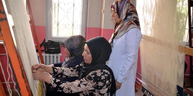 Unutulmasını istemediği sanatını 37 yıldır kadınlara öğretiyor