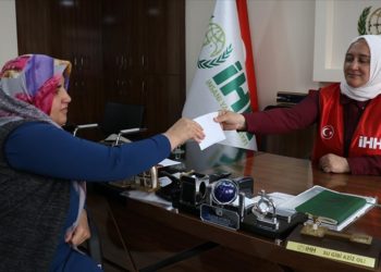 Kahramanmaraş’ta depremi yaşayan kadın, Fas’taki depremzedeler için seferber oldu