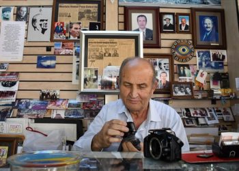 Dede mirası 84 yıllık fotoğrafçılık mesleğini küçük stüdyosunda sürdürüyor