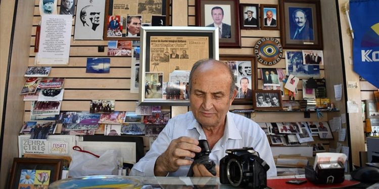 Dede mirası 84 yıllık fotoğrafçılık mesleğini küçük stüdyosunda sürdürüyor