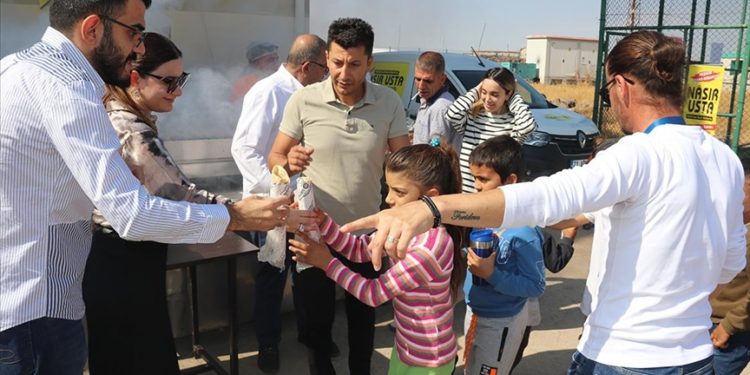 Diyarbakırlı kebapçı mangalını 2 yıldır öğrenciler için yakıyor