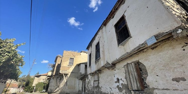 Tarihi mahalledeki kerpiç evler kayıt altına alınıyor