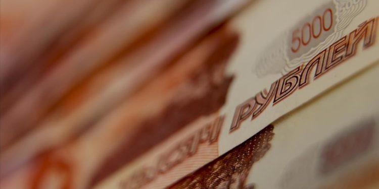 Dolar/ruble paritesi 18 ay sonra ilk defa 102 seviyesini aştı