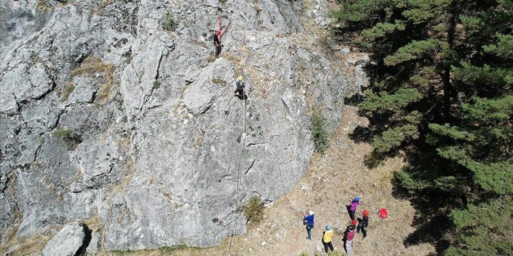"Ay Kayası" dağcıların gözde mekanı oldu