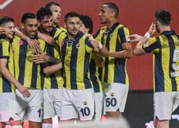 Fenerbahçe kayıp yaşamadan zirvedeki yerini korudu
