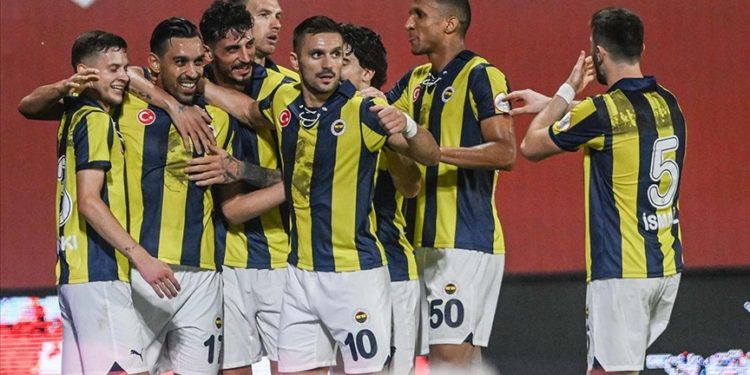 Fenerbahçe kayıp yaşamadan zirvedeki yerini korudu