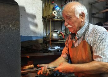 Çocuk yaşta başına geçtiği ocakta yarım asırdır demire şekil veriyor