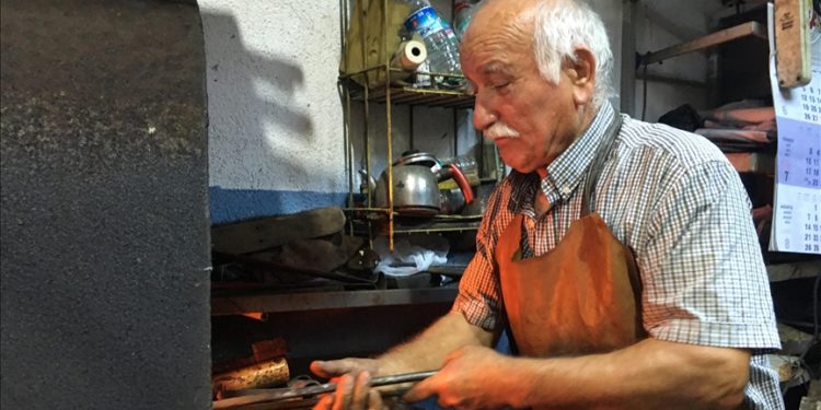 Çocuk yaşta başına geçtiği ocakta yarım asırdır demire şekil veriyor