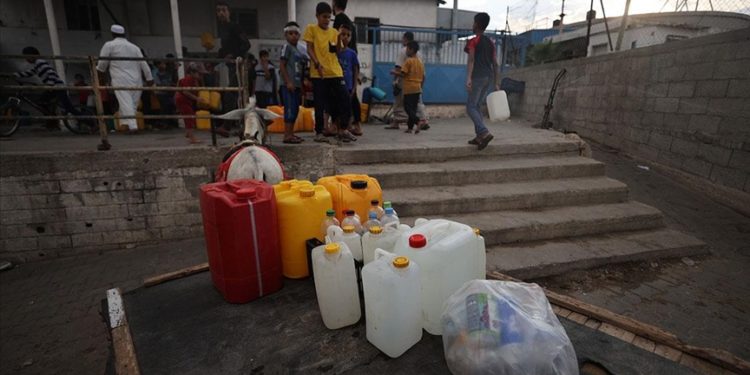 İsrail, bir milyondan fazla Gazzeliyi kuzeyden güneye “itmek” için su kesintisini kullanıyor